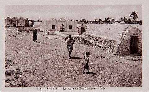 villageois et habitations sur la route de Ben Guardane à Zarzis - Carte postale ancienne Tunisie