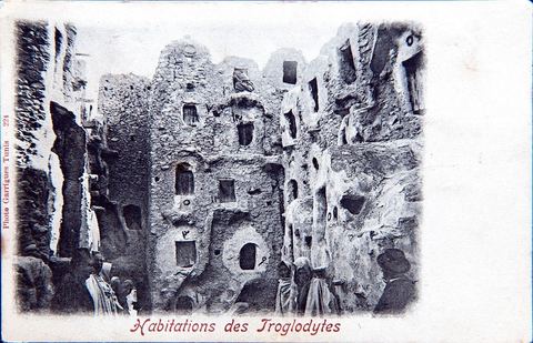 Ksar habitations troglodytes sur la colline au dessus de Tataouine - Carte postale ancienne Tunisie