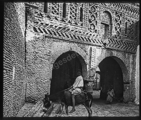 Ruelle de la medina de Tozeur avec au premier plan enfant sur dos d'âne - Plaque de verre format 8,5x10 cm - photographe inconnu - date env 1845