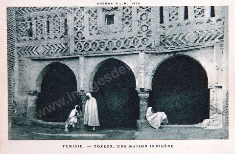 Une maison arabe dans la medina de Tozeur avec hommes et femmes en tenue traditionnelle - Carte postale ancienne Tunisie