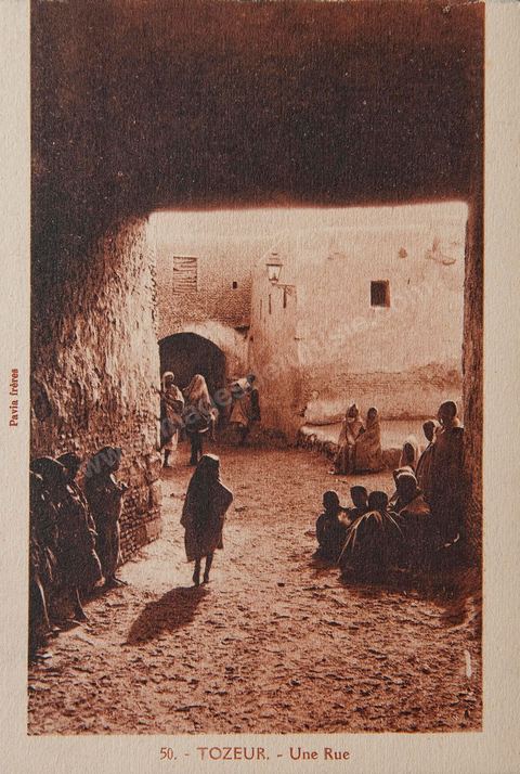 Une rue et place de la medina de Tozeur avec personnages - Carte postale ancienne Tunisie