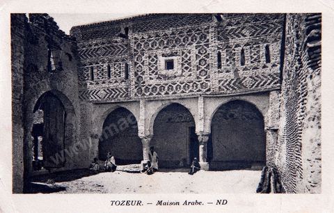 Maison arabe dans la medina de Tozeur avec personnages - Carte postale ancienne Tunisie