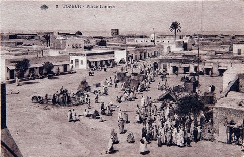 Place Canova le jour du marché - Carte postale ancienne Tunisie
