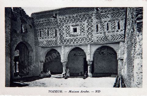 Maison arabe dans la medina de Tozeur avec personnages - Carte postale ancienne Tunisie
