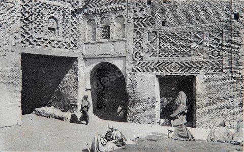 Maison arabe Sidi Gouriès Ben Abderamane dans la medina de Tozeur avec personnages - Carte postale ancienne Tunisie