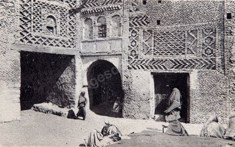 Maison arabe Sidi Gouriès Ben Abderamane dans la medina de Tozeur avec personnages - Carte postale ancienne Tunisie