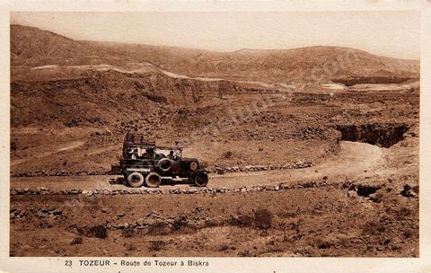 Voiture sur la route de Tozeur à Biskra - Carte postale ancienne Tunisie