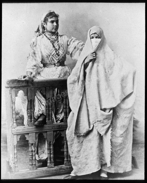 Femmes mauresques en tenue traditionnelle en studio - Plaque de verre format 8,5x10 cm - photographe inconnu - date env 1845