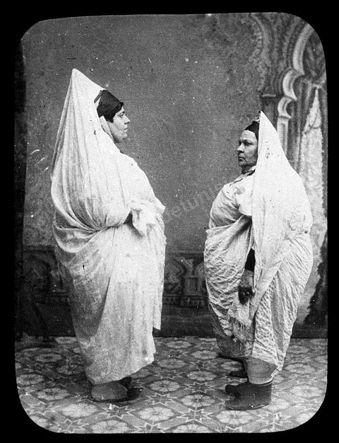 Femmes mauresques en tenue traditionnelle en studio - Plaque de verre format 8,5x10 cm - photographe inconnu - date env 1845