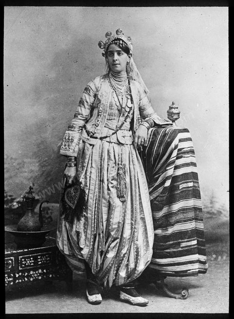 Femme mauresque en tenue traditionnelle en studio - Plaque de verre format 8,5x10 cm - photographe inconnu - date env 1845