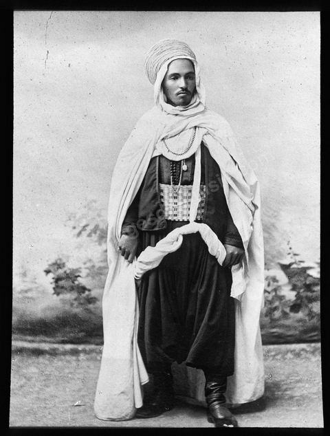 Homme mauresque en tenue traditionnelle en studio - Plaque de verre format 8,5x10 cm - photographe inconnu - date env 1845