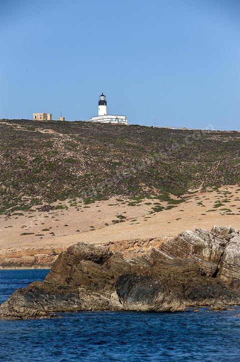 A l'extrême pointe du Cap Bon dans les montganes surplombant la mer et la ville d'El Haouaria, le phare domine l'entrée du Cap de Carthage.