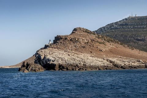 A l'extrême pointe du Cap Bon dans les montganes surplombant la mer et la ville d'El Haouaria, le phare domine l'entrée du Cap de Carthage.