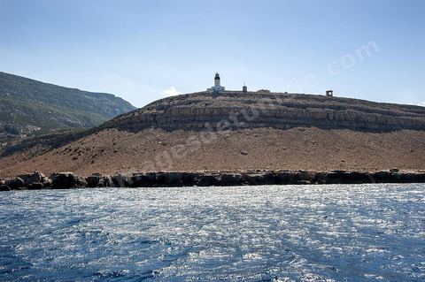 A l'extrême pointe du Cap Bon dans les montganes surplombant la mer et la ville d'El Haouaria, le phare domine l'entrée du Cap de Carthage.