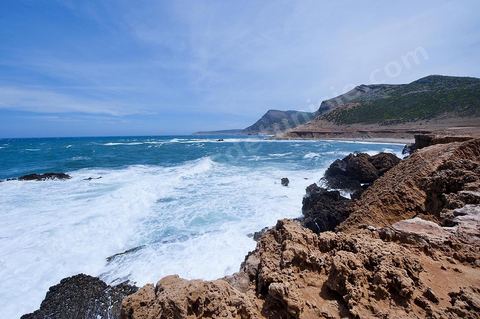 La côte d'El Haouaria à la pointe du Cap Bon, falaise, mer et montagnes.