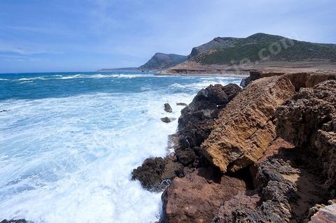 La côte d'El Haouaria à la pointe du Cap Bon, falaise, mer et montagnes.