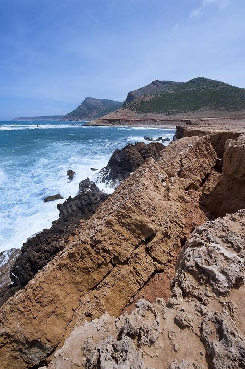 La côte d'El Haouaria à la pointe du Cap Bon, falaise, mer et montagnes.
