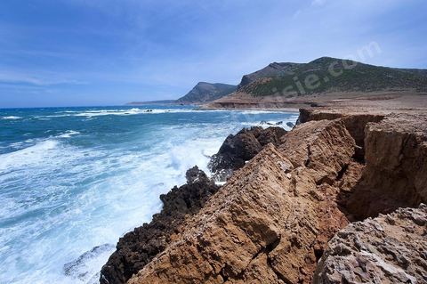 La côte d'El Haouaria à la pointe du Cap Bon, falaise, mer et montagnes.