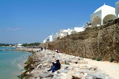 Rempart en bord de mer et villas de la medina d'Hammamet