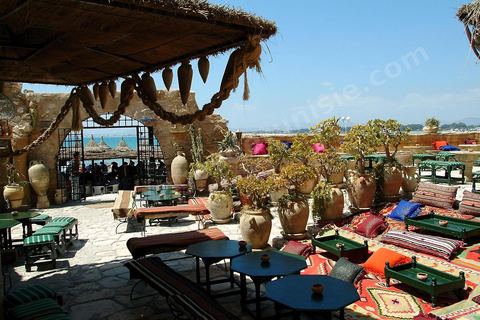Cafe au pied des remparts du ribat d'Hammamet