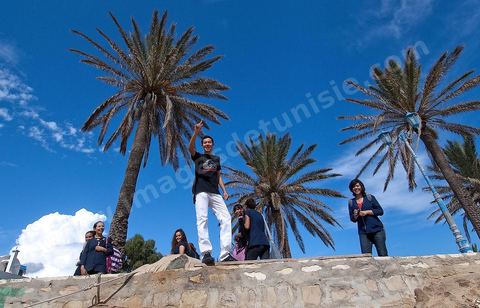 Groupe de jeunes adolescents sur la plage le long des remparts de la medina de Hammamet