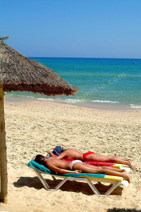 Plage avec touristes a Hammamet nord