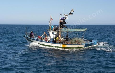Bâteau de pêcheurs en mer