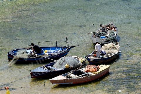 Pêcheur dans une crique - korbous