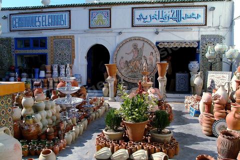 Dans la rue principale les boutique de céramiques traditionnelels de Nabeul, jarres, amphores, plats et pots.