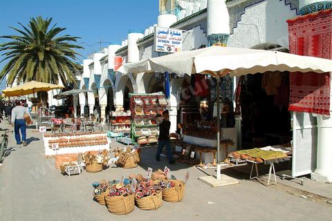 Place avec boutiques d'artisanat à Nabeul