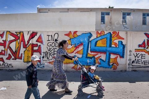 26 septembre 2011 : dans l'une des deux rues prinicpales de Kasserine, les graffitis en hommage à la révolution remplissent les murs, oeuvres de l'artiste de Kasserine Naïm GHARSALLI