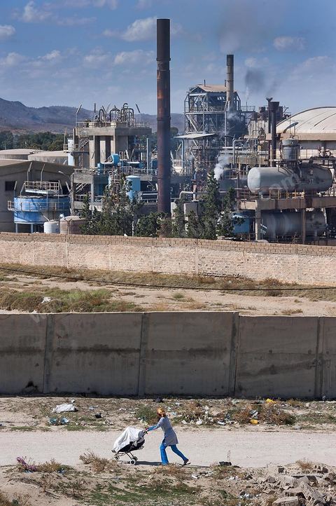 26 septembre 2011 : rencontre avec les habitants dans les quartiers populaires et deshérités installés autour de la SNCPA : Société Nationale de Cellulose et de Papier Alfa au centre de Kasserine. l'usine de Cellulose très polluante pour l'environnement rejette dans l'air des fortes vapeurs de chlore mais aussi dans la nappe phréatique.