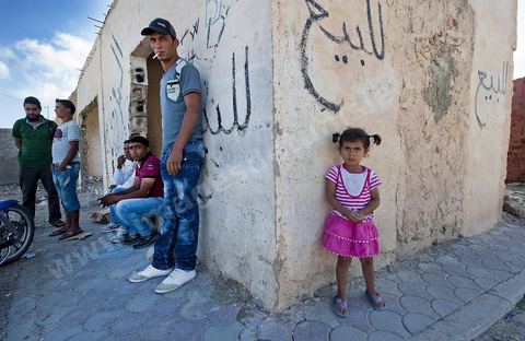 26 septembre 2011 : La jeunesse de Kasserine traine dans la rue, cette jeunesse acteur de la révolution tunisienne subit encore et toujours un chomage grandissant dans ces quartiers populaires. Souvent formée et diplomée sous l'ère Ben Ali elle est depuis sans emploi ni avenir.
