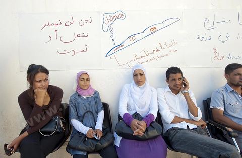 26 septembre 2011 : à Kasserine, à la délégation du ministère de l'Enseignement sit in des enseignements qui ont été rejeté du concours d'embauche, dasn la cour reste toujours en place la potence et les cordes où 5 jeunes chomeurs enseignants ont tentés de se pendre.