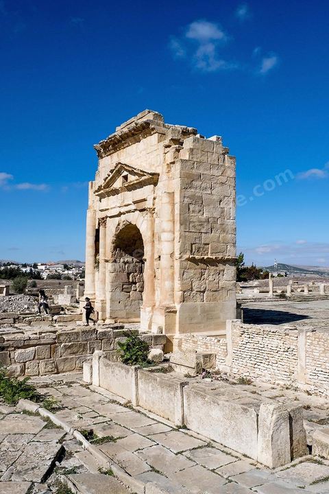 Arc de Triomphe te forum sur Le site archéologique de Makthar, vestige de l'antique Mactaris, au centre-ouest de la Tunisie, est situé à Makthar, ville sur la bordure nord de la dorsale tunisienne.Le site est l'un des plus étendus du pays, et une grande partie n'a pas encore fait l'objet de recherches archéologiques. Outre les nombreux vestiges qu'il abrite au sein d'un parc archéologique comme le forum, les thermes, la schola des Juvenes, ... un petit musée présente diverses pièces archéologiques trouvées sur le site.