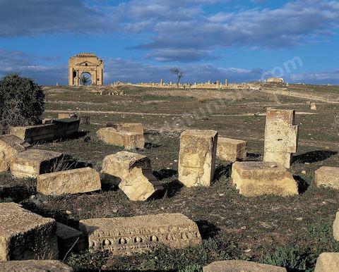 Le site archéologique de Makthar, vestige de l'antique Mactaris, au centre-ouest de la Tunisie, est situé à Makthar, ville sur la bordure nord de la dorsale tunisienne.Le site est l'un des plus étendus du pays, et une grande partie n'a pas encore fait l'objet de recherches archéologiques. Outre les nombreux vestiges qu'il abrite au sein d'un parc archéologique comme le forum, les thermes, la schola des Juvenes, ... un petit musée présente diverses pièces archéologiques trouvées sur le site.