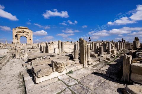 Arc de triomphe sur le site archéologique de Makthar, vestige de l'antique Mactaris, au centre-ouest de la Tunisie, est situé à Makthar, ville sur la bordure nord de la dorsale tunisienne.Le site est l'un des plus étendus du pays, et une grande partie n'a pas encore fait l'objet de recherches archéologiques. Outre les nombreux vestiges qu'il abrite au sein d'un parc archéologique comme le forum, les thermes, la schola des Juvenes, ... un petit musée présente diverses pièces archéologiques trouvées sur le site.