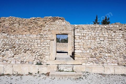 Amphithéâtre sur le site archéologique de Makthar, vestige de l'antique Mactaris, au centre-ouest de la Tunisie, est situé à Makthar, ville sur la bordure nord de la dorsale tunisienne.Le site est l'un des plus étendus du pays, et une grande partie n'a pas encore fait l'objet de recherches archéologiques. Outre les nombreux vestiges qu'il abrite au sein d'un parc archéologique comme le forum, les thermes, la schola des Juvenes, ... un petit musée présente diverses pièces archéologiques trouvées sur le site.