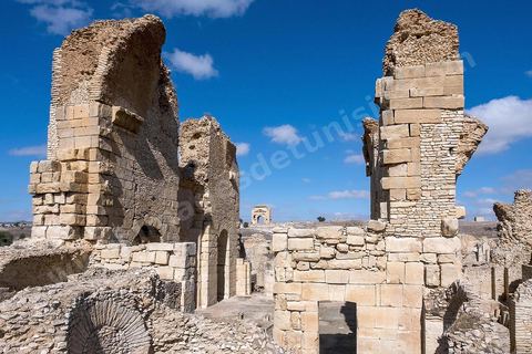 Les grands thermes du sud sur le site archéologique de Makthar, vestige de l'antique Mactaris, au centre-ouest de la Tunisie, est situé à Makthar, ville sur la bordure nord de la dorsale tunisienne.Le site est l'un des plus étendus du pays, et une grande partie n'a pas encore fait l'objet de recherches archéologiques. Outre les nombreux vestiges qu'il abrite au sein d'un parc archéologique comme le forum, les thermes, la schola des Juvenes, ... un petit musée présente diverses pièces archéologiques trouvées sur le site.