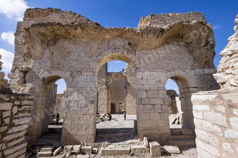 Les grands thermes du sud sur le site archéologique de Makthar, vestige de l'antique Mactaris, au centre-ouest de la Tunisie, est situé à Makthar, ville sur la bordure nord de la dorsale tunisienne.Le site est l'un des plus étendus du pays, et une grande partie n'a pas encore fait l'objet de recherches archéologiques. Outre les nombreux vestiges qu'il abrite au sein d'un parc archéologique comme le forum, les thermes, la schola des Juvenes, ... un petit musée présente diverses pièces archéologiques trouvées sur le site.