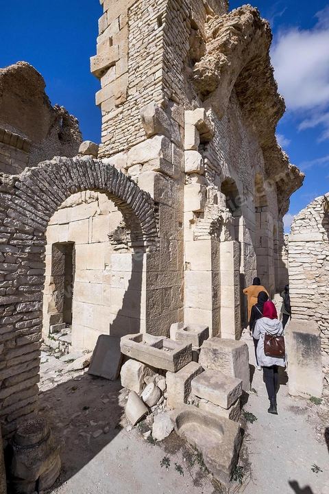 Les grands thermes du sud sur le site archéologique de Makthar, vestige de l'antique Mactaris, au centre-ouest de la Tunisie, est situé à Makthar, ville sur la bordure nord de la dorsale tunisienne.Le site est l'un des plus étendus du pays, et une grande partie n'a pas encore fait l'objet de recherches archéologiques. Outre les nombreux vestiges qu'il abrite au sein d'un parc archéologique comme le forum, les thermes, la schola des Juvenes, ... un petit musée présente diverses pièces archéologiques trouvées sur le site.