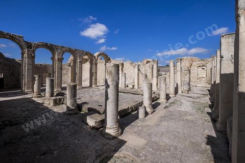 Les grands thermes du sud sur le site archéologique de Makthar, vestige de l'antique Mactaris, au centre-ouest de la Tunisie, est situé à Makthar, ville sur la bordure nord de la dorsale tunisienne.Le site est l'un des plus étendus du pays, et une grande partie n'a pas encore fait l'objet de recherches archéologiques. Outre les nombreux vestiges qu'il abrite au sein d'un parc archéologique comme le forum, les thermes, la schola des Juvenes, ... un petit musée présente diverses pièces archéologiques trouvées sur le site.