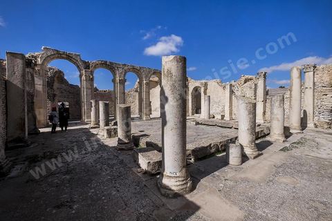 Les grands thermes du sud sur le site archéologique de Makthar, vestige de l'antique Mactaris, au centre-ouest de la Tunisie, est situé à Makthar, ville sur la bordure nord de la dorsale tunisienne.Le site est l'un des plus étendus du pays, et une grande partie n'a pas encore fait l'objet de recherches archéologiques. Outre les nombreux vestiges qu'il abrite au sein d'un parc archéologique comme le forum, les thermes, la schola des Juvenes, ... un petit musée présente diverses pièces archéologiques trouvées sur le site.