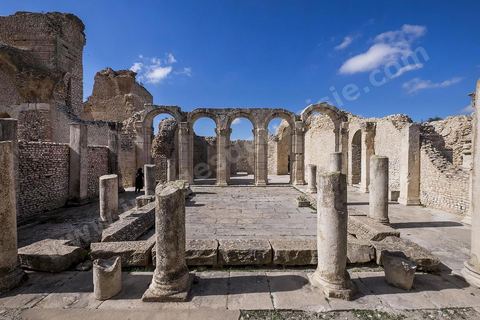 Les grands thermes du sud sur le site archéologique de Makthar, vestige de l'antique Mactaris, au centre-ouest de la Tunisie, est situé à Makthar, ville sur la bordure nord de la dorsale tunisienne.Le site est l'un des plus étendus du pays, et une grande partie n'a pas encore fait l'objet de recherches archéologiques. Outre les nombreux vestiges qu'il abrite au sein d'un parc archéologique comme le forum, les thermes, la schola des Juvenes, ... un petit musée présente diverses pièces archéologiques trouvées sur le site.