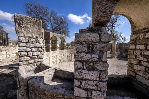 Quadrilobe à auges pour la collecte des impots sur le site archéologique de Makthar, vestige de l'antique Mactaris, au centre-ouest de la Tunisie, est situé à Makthar, ville sur la bordure nord de la dorsale tunisienne.Le site est l'un des plus étendus du pays, et une grande partie n'a pas encore fait l'objet de recherches archéologiques. Outre les nombreux vestiges qu'il abrite au sein d'un parc archéologique comme le forum, les thermes, la schola des Juvenes, ... un petit musée présente diverses pièces archéologiques trouvées sur le site.