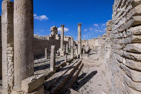 Thermes du nord ouest où se trouve une basilique chrétienne sur le site archéologique de Makthar, vestige de l'antique Mactaris, au centre-ouest de la Tunisie, est situé à Makthar, ville sur la bordure nord de la dorsale tunisienne.Le site est l'un des plus étendus du pays, et une grande partie n'a pas encore fait l'objet de recherches archéologiques. Outre les nombreux vestiges qu'il abrite au sein d'un parc archéologique comme le forum, les thermes, la schola des Juvenes, ... un petit musée présente diverses pièces archéologiques trouvées sur le site.