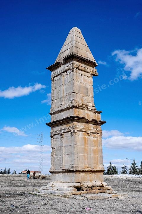 Mausolée. Le site archéologique de Makthar, vestige de l'antique Mactaris, au centre-ouest de la Tunisie, est situé à Makthar, ville sur la bordure nord de la dorsale tunisienne.Le site est l'un des plus étendus du pays, et une grande partie n'a pas encore fait l'objet de recherches archéologiques. Outre les nombreux vestiges qu'il abrite au sein d'un parc archéologique comme le forum, les thermes, la schola des Juvenes, ... un petit musée présente diverses pièces archéologiques trouvées sur le site.