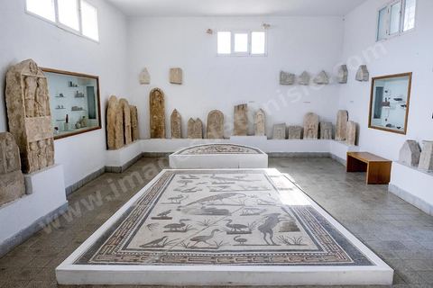 Musée archéologique sur le site archéologique de Makthar, vestige de l'antique Mactaris, au centre-ouest de la Tunisie, est situé à Makthar, ville sur la bordure nord de la dorsale tunisienne.Le site est l'un des plus étendus du pays, et une grande partie n'a pas encore fait l'objet de recherches archéologiques. Outre les nombreux vestiges qu'il abrite au sein d'un parc archéologique comme le forum, les thermes, la schola des Juvenes, ... un petit musée présente diverses pièces archéologiques trouvées sur le site.