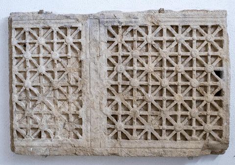 Musée archéologique sur le site archéologique de Makthar, vestige de l'antique Mactaris, au centre-ouest de la Tunisie, est situé à Makthar, ville sur la bordure nord de la dorsale tunisienne.Le site est l'un des plus étendus du pays, et une grande partie n'a pas encore fait l'objet de recherches archéologiques. Outre les nombreux vestiges qu'il abrite au sein d'un parc archéologique comme le forum, les thermes, la schola des Juvenes, ... un petit musée présente diverses pièces archéologiques trouvées sur le site.