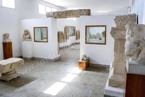 Musée archéologique sur le site archéologique de Makthar, vestige de l'antique Mactaris, au centre-ouest de la Tunisie, est situé à Makthar, ville sur la bordure nord de la dorsale tunisienne.Le site est l'un des plus étendus du pays, et une grande partie n'a pas encore fait l'objet de recherches archéologiques. Outre les nombreux vestiges qu'il abrite au sein d'un parc archéologique comme le forum, les thermes, la schola des Juvenes, ... un petit musée présente diverses pièces archéologiques trouvées sur le site.